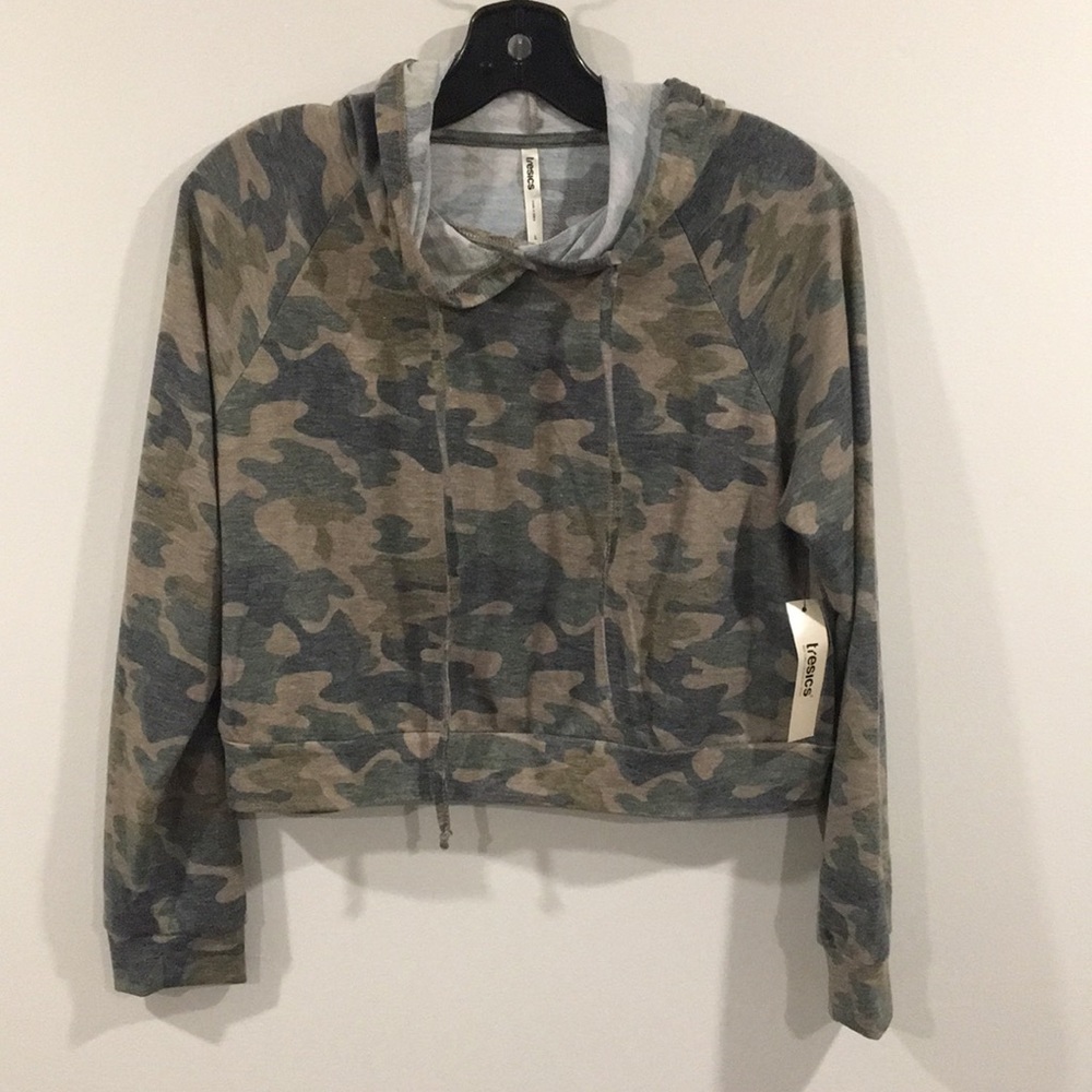 TRESICS NY Woman’s Camo Hoodie Size L